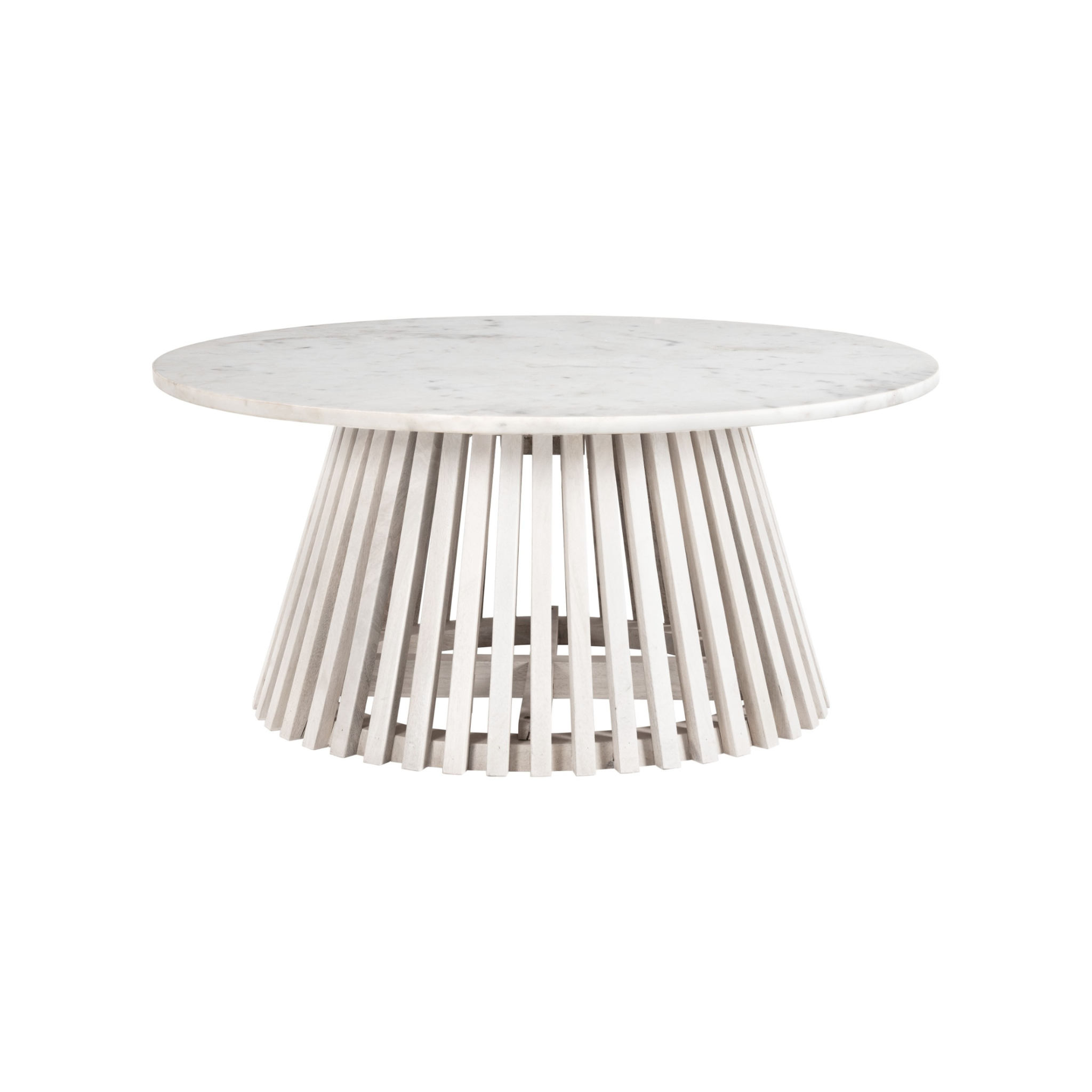 Mesa de centro Revna con base de madera de mango blanqueada y cubierta redonda de mármol blanco, vista lateral.