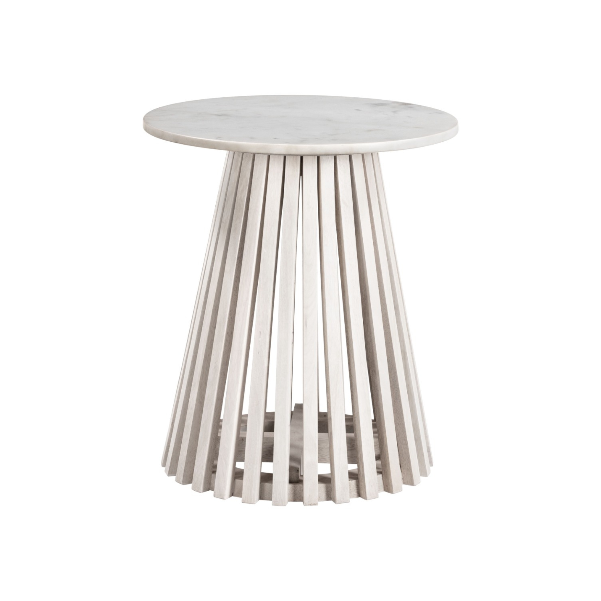 Mesa lateral Revna con cubierta de mármol y base de listones de madera blanqueada – vista frontal.