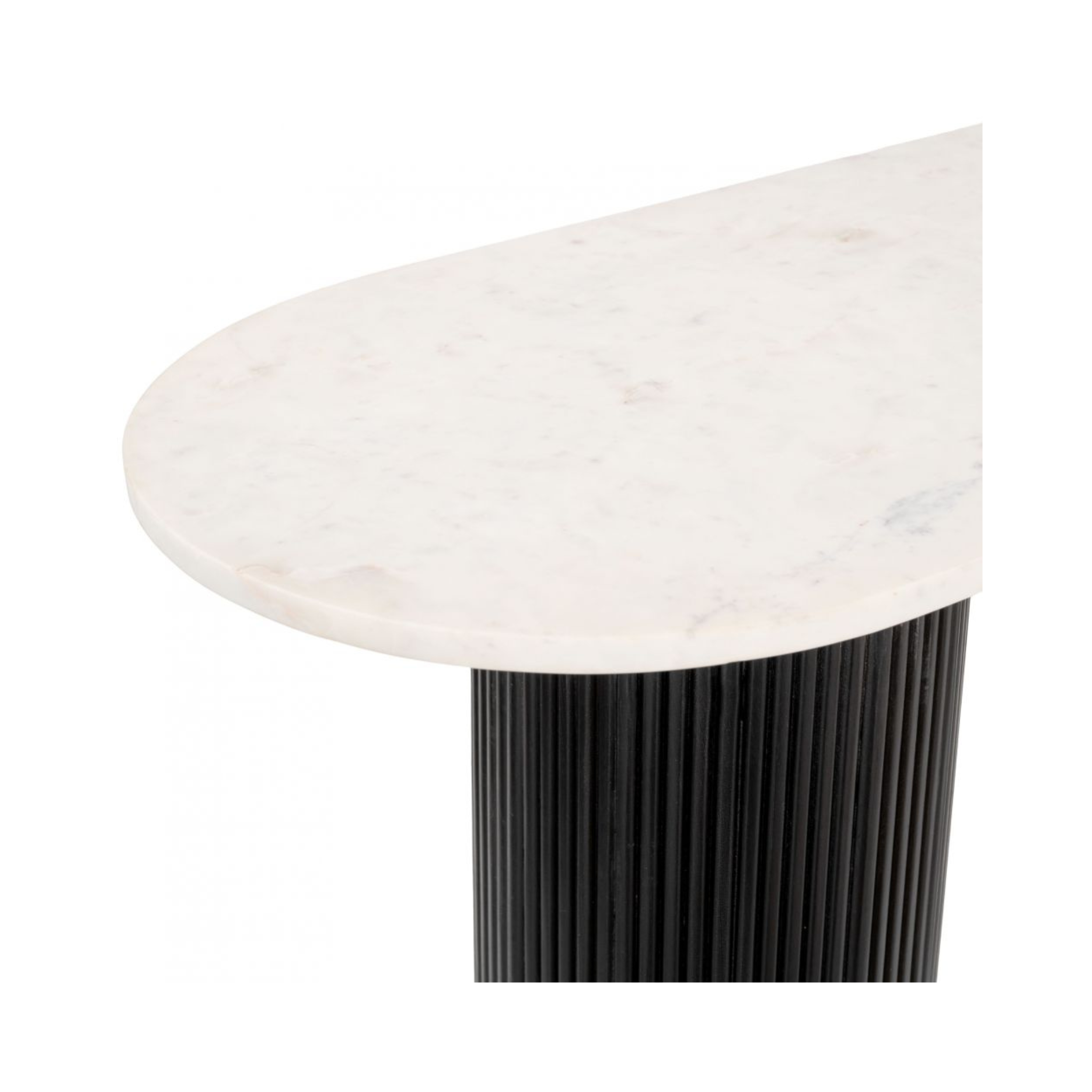 Detalle del mármol blanco natural sobre columna acanalada negra