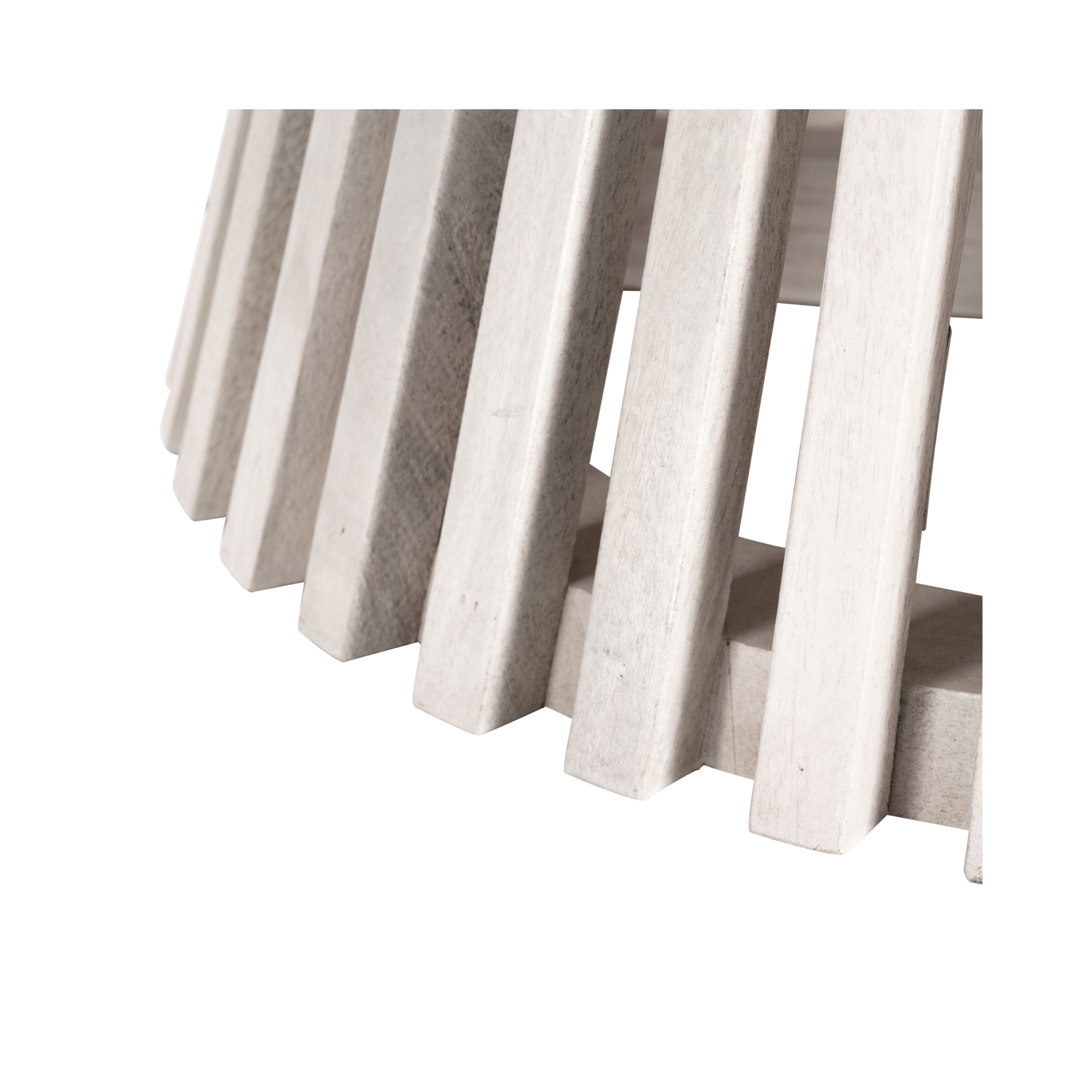 Detalle de la base de listones en madera de mango blanqueada de la mesa de centro Revna.