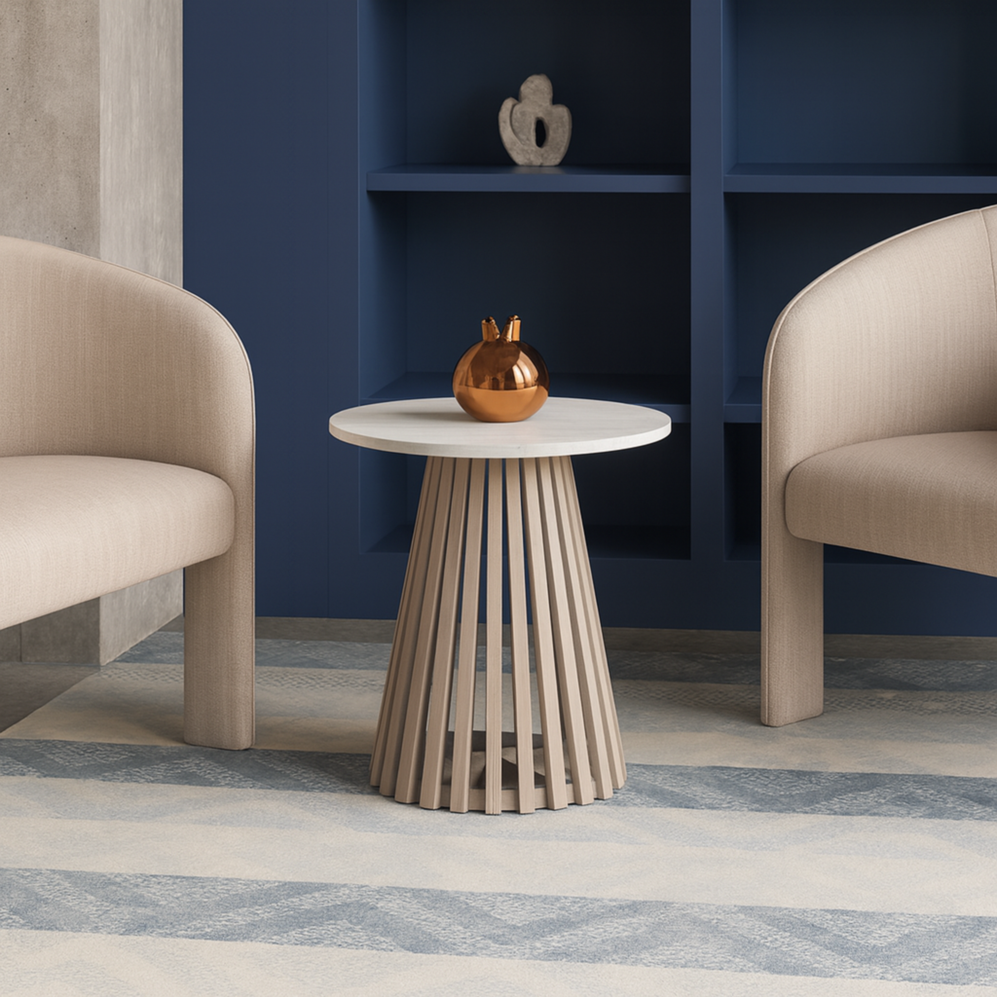 Mesa lateral Revna colocada entre dos sillones en ambiente moderno con repisa azul marino.