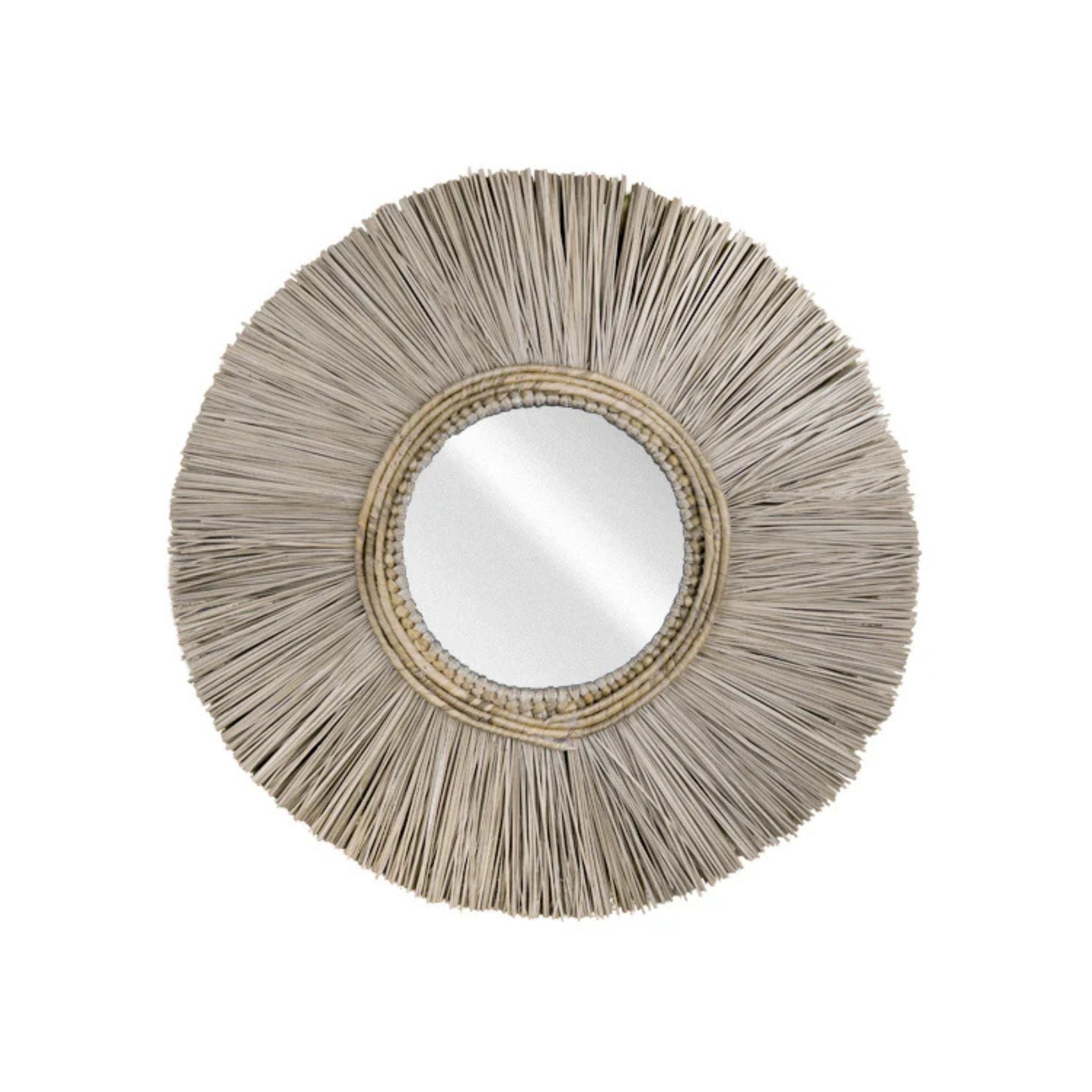 Espejo Kaia circular con marco tejido en seagrass natural de 60 cm de diámetro para decoración de interiores.