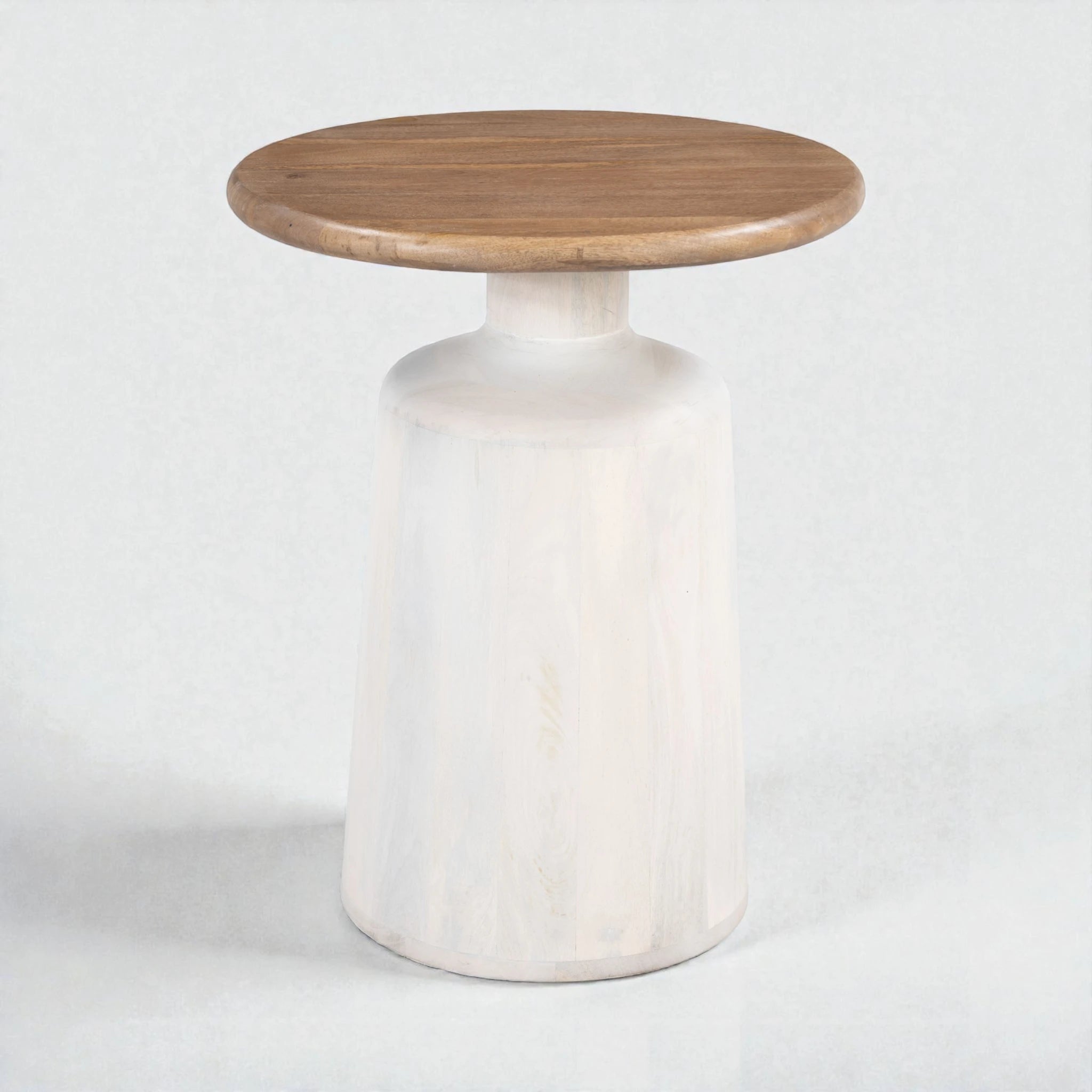 Lateral Kala diseño minimalista bitonal con base cónica blanca y cubierta de madera sólida vista frontal.