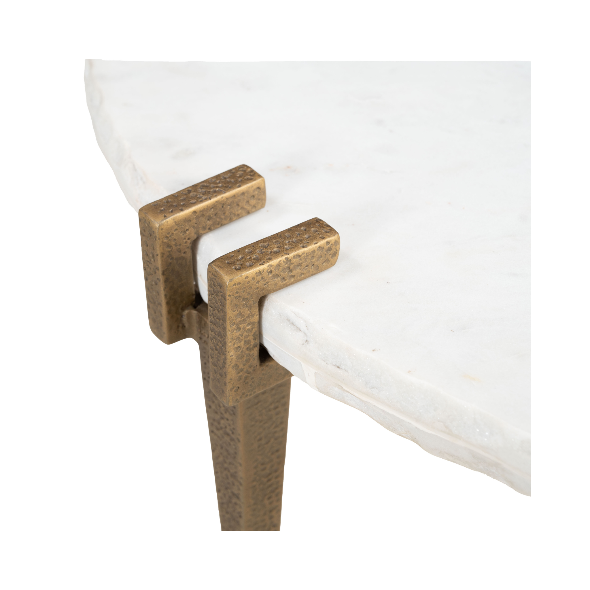 Detalle de la unión visible entre el mármol blanco y la base de hierro de la mesa