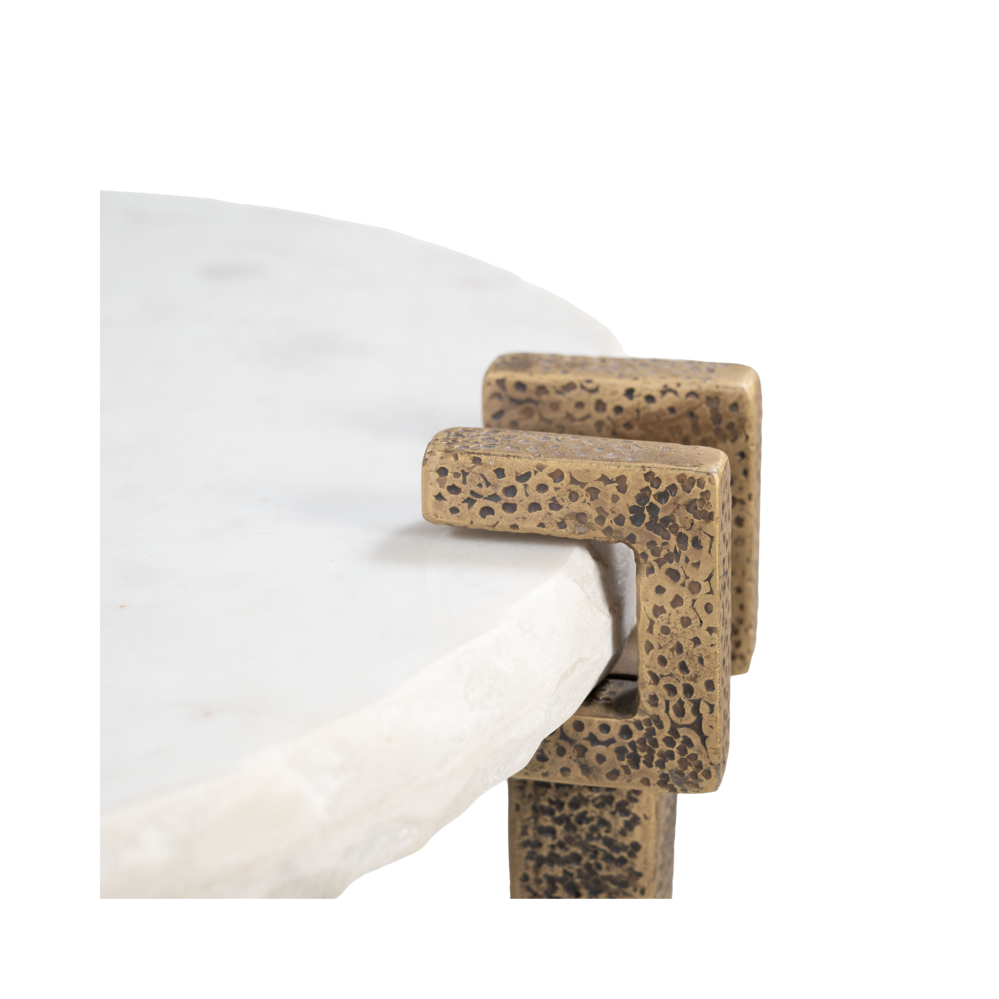 Detalle de la unión entre el mármol blanco y la base de hierro martillado de la mesa lateral