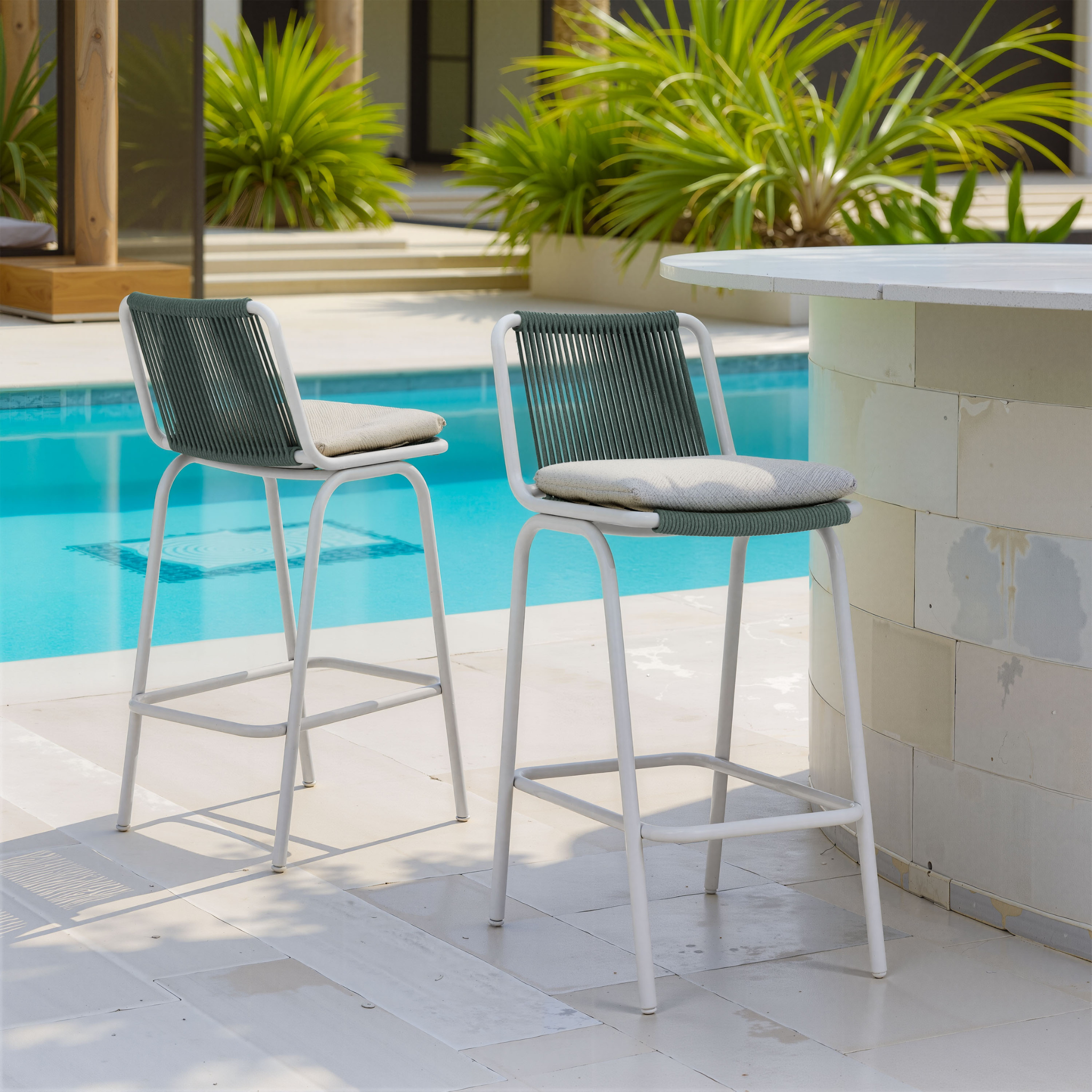 Banco Alto Vero verde en ambiente exterior junto a piscina