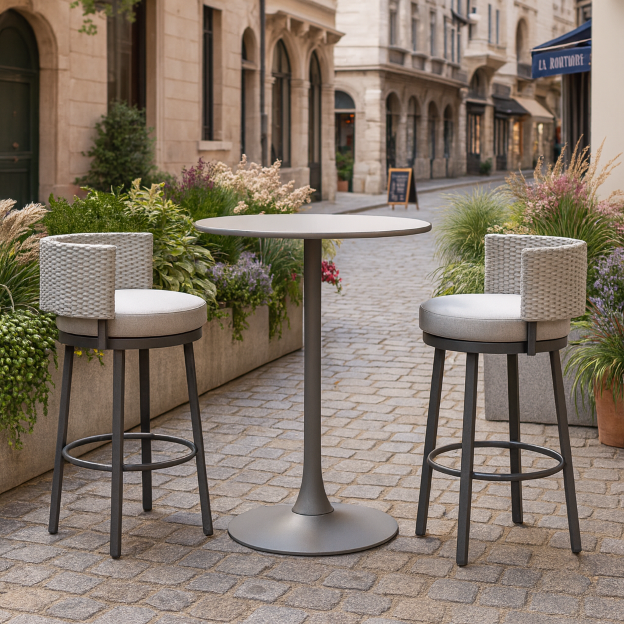 Mesa de Bar Saya taupe en ambiente exterior urbano con dos bancos altos