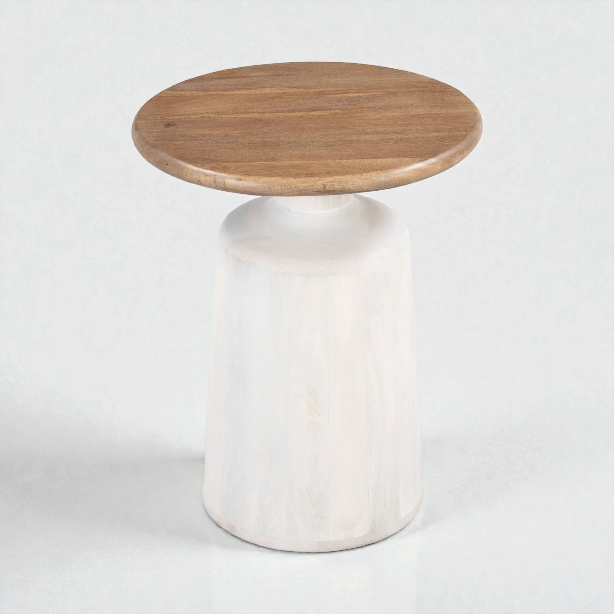 Lateral Kala en madera de mango con superficie natural y base escultural blanca vista en ángulo.