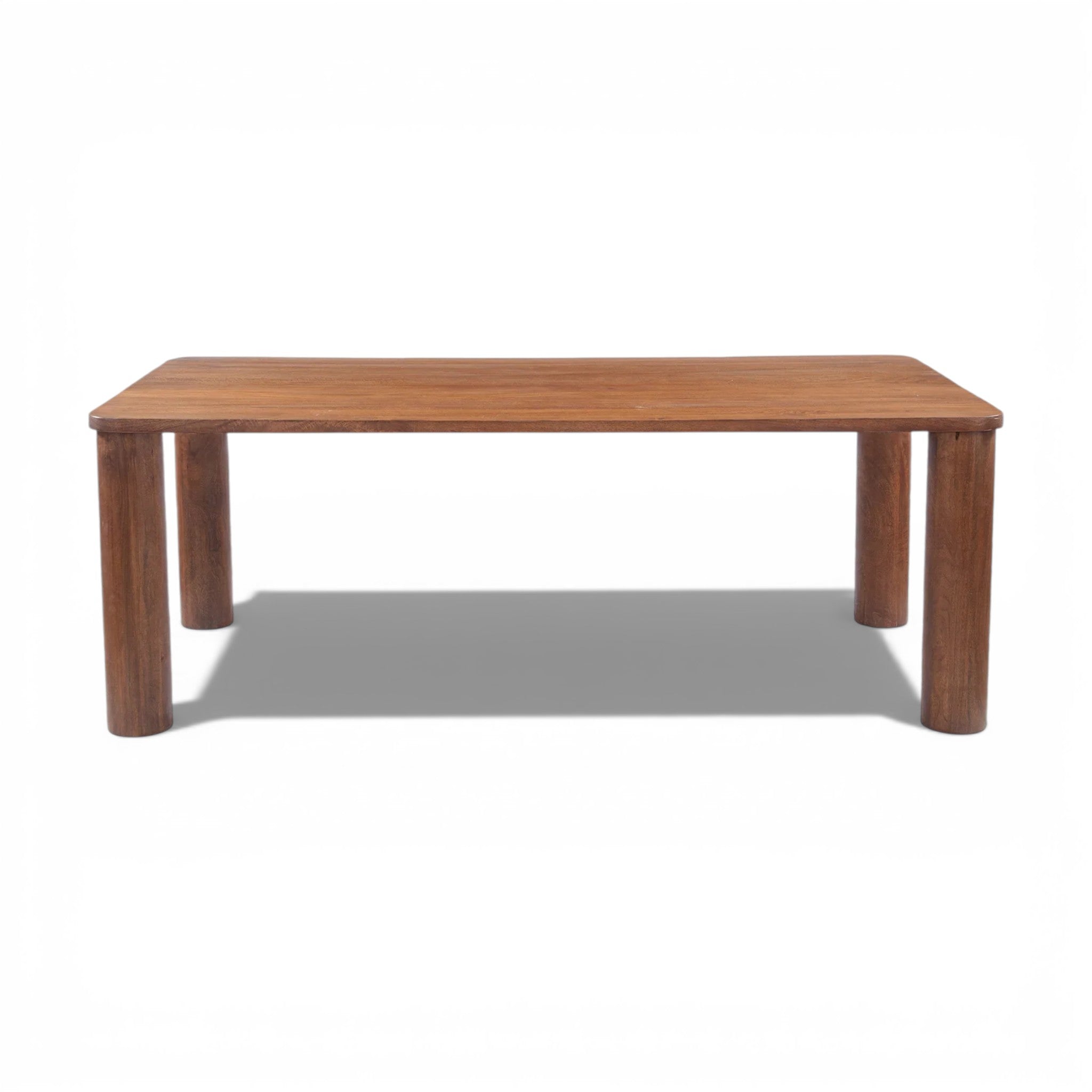 Vista frontal de la mesa de comedor en madera de mango resaltando sus líneas limpias y estructura arquitectónica.