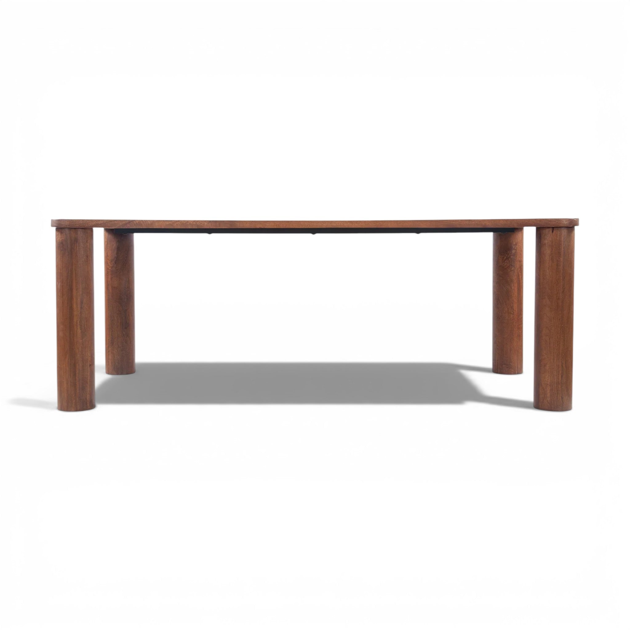 Mesa de comedor minimalista de madera sólida de mango con superficie rectangular y patas cilíndricas robustas.